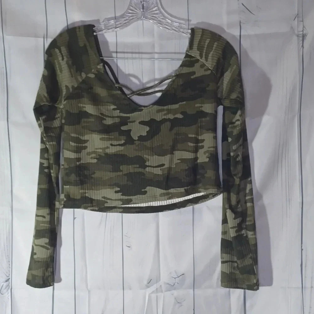 Derek Heart Cropped Camo Long Sleeve Streetwear Ribbed Scoop Neck Shirt  NWT